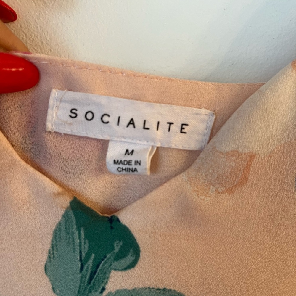 Socialite Floral Sleeveless Camisole - Picture 2 of 2